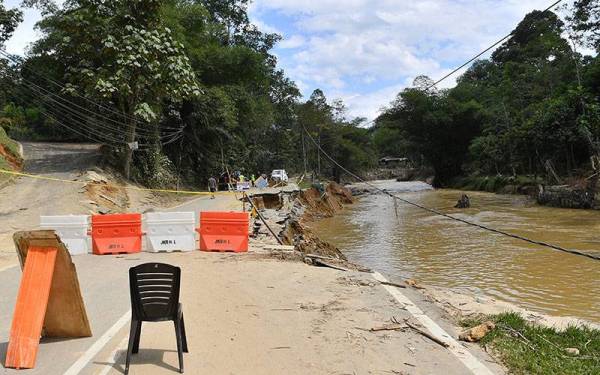 Keadaan jalan di laluan ke Kampung Sg Lui ditutup ekoran terdapat rekahan selepas dilanda banjir ketika tinjauan di Hulu Langat hari ini. -Foto Bernama