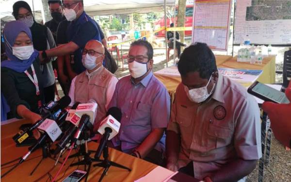 Abdul Latiff (dua dari kanan) ketika bercakap dalam sidang akhbar di Pusat Media Bergerak, Pusat Kawalan Operasi Bencana di Seksyen 25, Taman Sri Muda, di sini, pada Selasa.