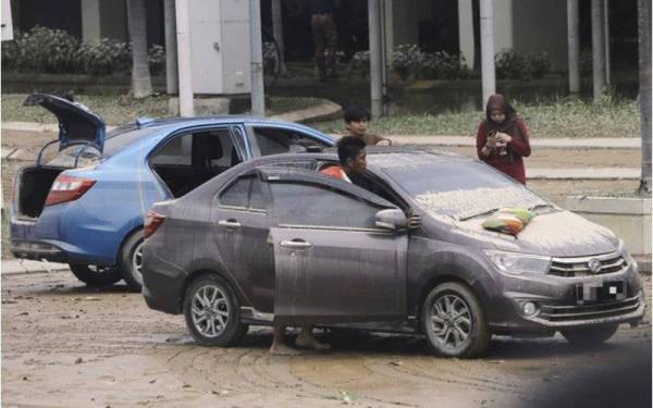 Mangsa banjir diberi pengecualian pembayaran yuran penggantian Lesen Kenderaan Motor, Lesen Memandu Malaysia dan sijil pemilikan kenderaan sementara. - Foto Bernama