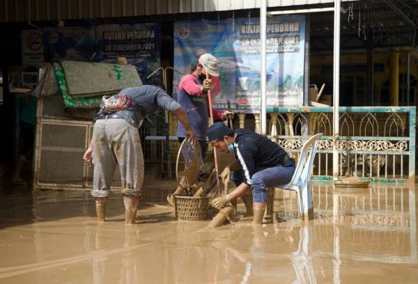 
Penduduk Kampung Sungai Serai, Hulu Langat bergotong royong membersihkan Masjid Al-Ehsan Kampung Sungai Serai selepas banjir mulai surut.