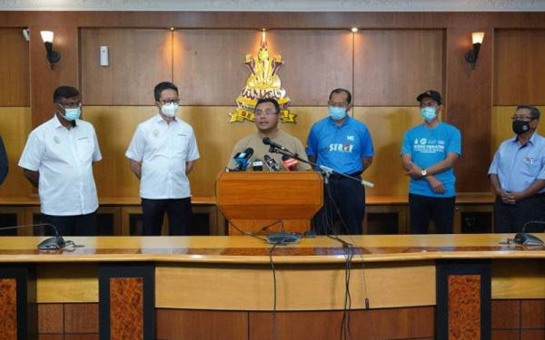 Amirudin (tiga, kiri) pada sidang media berkaitan status terkini banjir dan keadaan Pusat Pemindahan Sementara (PPS) di Selangor di Bangunan Setiausaha Kerajaan Negeri Selangor pada Selasa. - Foto Bernama