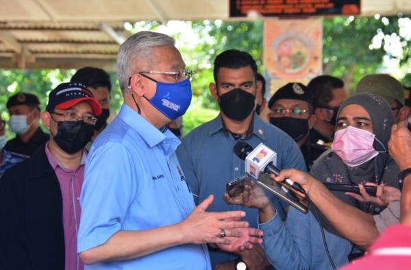 Ismail Sabri Yaakob pada pertemuan bersama para pengamal media selepas melawat mangsa-mangsa banjir di beberapa Pusat Pemindahan Sementara (PPS) sekitar daerah Bera, hari ini. -Foto Bernama