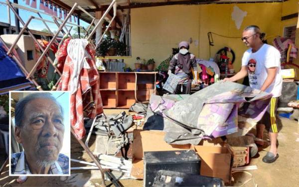 Zamri dan isteri membersihkan rumah diselaputi lumpur dalam kejadian banjir di Kampung Bestari Jaya di sini pada Isnin. (Gambar kecil: Mahamad)