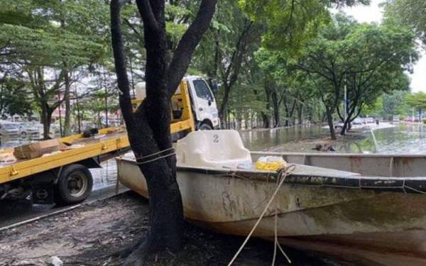 Keadaan banjir di Taman Sri Muda dilihat beransur pulih apabila paras air semakin turun. - Foto Astro Awani