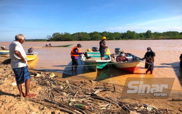 Penduduk di Pulau Suri, Tumpat yang menggunakan bot sebagai pengangkutan untuk ke tanah besar di Kuala Besar, Kota Bharu melalui Sungai Kelantan.