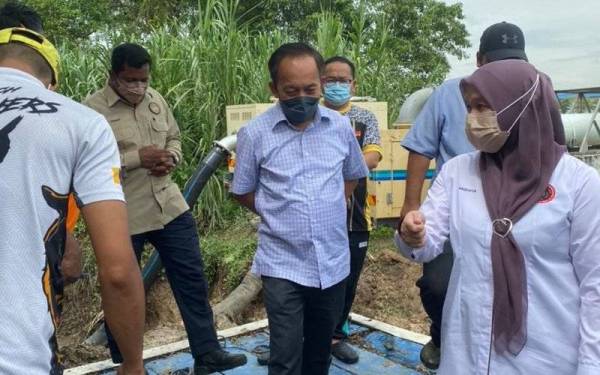 Rodzi ketika melakukan tinjauan di proses pam keluar air banjir pada Rabu.