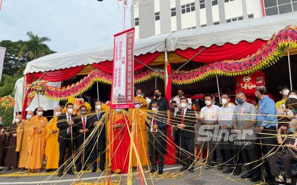 Nor Azmi (tengah) bersama Kon Yeow (lima dari kanan) merasmikan Hospital Kebajikan Kek Lok Si di Air Itam pada Rabu.