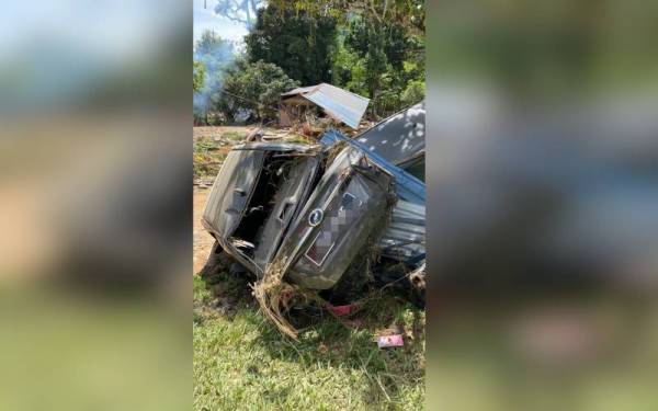 Kereta Nuarjan yang dihanyutkan arus deras ketika banjir pada Sabtu lalu.