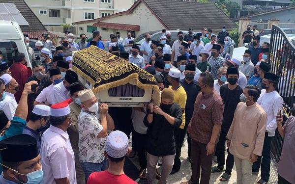 Jenazah Allahyarham diusung masuk ke kediamannya di Larkin, Johor Bahru untuk diberikan penghormatan terakhir oleh ahli keluarga dan kenalan.