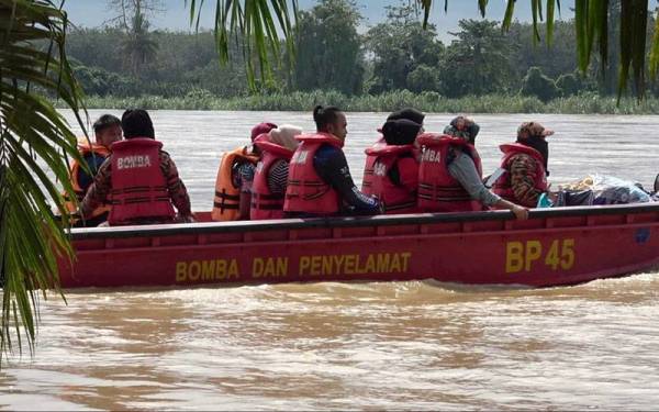 Penduduk yang terjejas dengan limpahan air Sungai Pahang dipindahkan di PPS SMK Lepar pada Rabu.