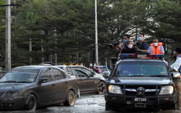 Gerak Pasukan Cantas PDRM ke kawasan terjejas banjir elak jenayah curi kenderaan tersadai . 