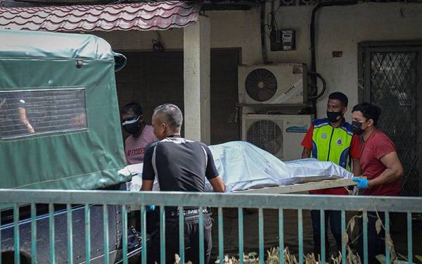 Anggota Polis Diraja Malaysia (PDRM) membawa keluar dua mayat yang dijumpai di sebuah rumah Taman Sri Muda dipercayai lemas akibat banjir hari ini.   - Foto Bernama