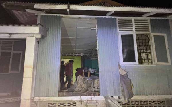 Keluarga Siti Nabila sedang membersihkan sisa-sisa banjir di kediaman nenek mereka di Hulu Langat, Selangor. - Foto Astro Awani