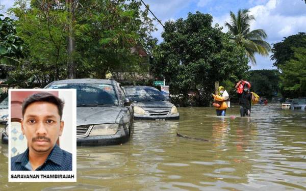 Mangsa-mangsa banjir di Taman Seri Muda Seksyen 25 mengambil barang keperluan berikutan banjir yang masih belum surut sepenuhnya hari ini. - Foto Bernama