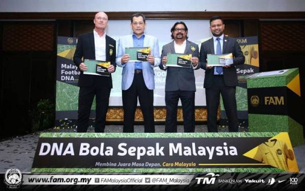 Presiden FAM, Datuk Hamidin Mohd Amin (dua, kiri) dan bekas Timbalan Presiden FAM, Datuk Seri Subahan Kamal ketika pelancaran DNA bola sepak Malaysia di Subang pada 9 Julai 2019. FOTO: FB FAM