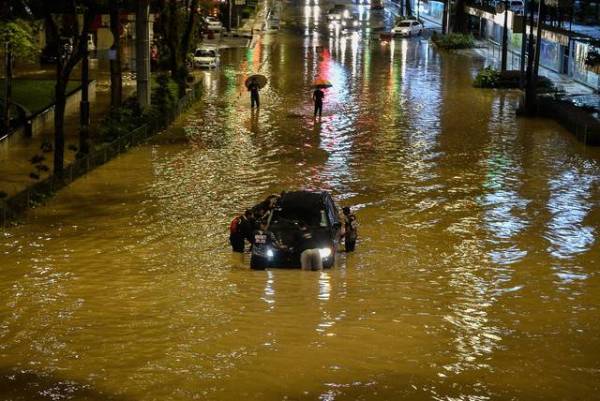 Jumlah mangsa banjir yang terlalu ramai menyebabkan beberapa pusat penempatan sementara di daerah Temerloh sesak, sehingga ada yang terpaksa tidur di dalam kereta atau berkhemah di bahu jalan. - Gambar hiasan/ Foto Bernama