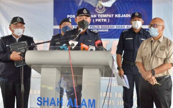 Acryl Sani ketika bercakap pada sidang akhbar di Pos Kawalan Tempat Kejadian (PKTK) Taman Sri Muda, Seksyen 25, pada Khamis.