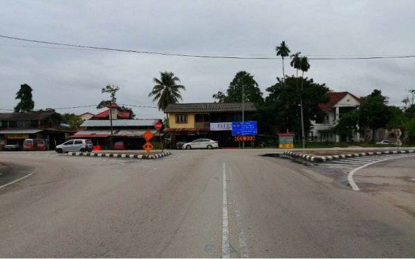 Lokasi kejadian langgar lari yang berlaku pada Sabtu lalu iaitu di Jalan Berangan-Meranti di simpang tiga Kebakat, Cabang Empat Tok Mek Ngah, Tumpat.