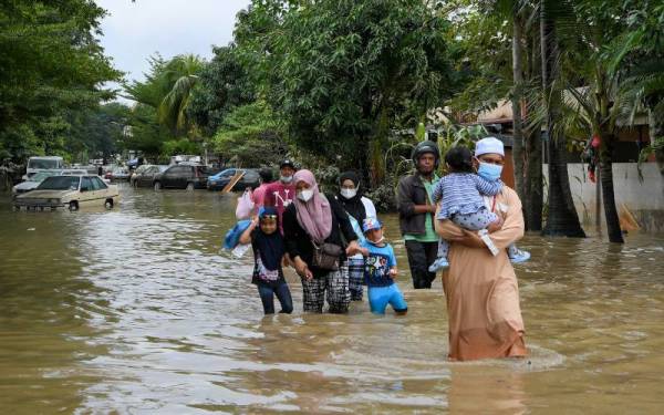 Mangsa-mangsa banjir mula kembali ke kawasan perumahan mereka setelah banjir di Taman Seri Muda Seksyen 25, Shah Alam semakin surut ketika tinjauan pada Rabu.