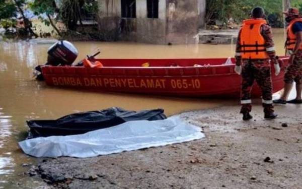  Mayat dua beranak yang dipercayai lemas ketika meredah air di kawasan padang bola ditemui pagi ini.