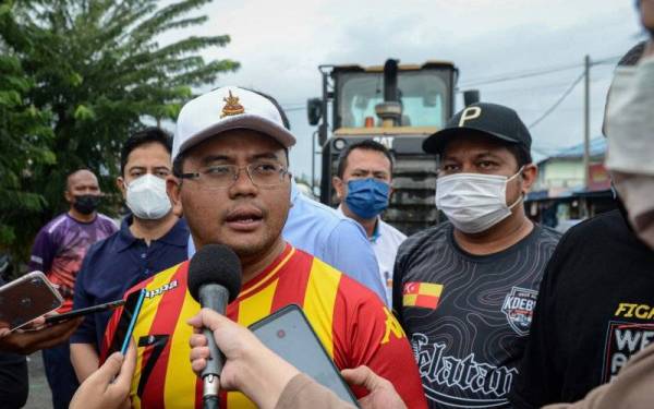 Menteri Besar Selangor Datuk Seri Amirudin Shari ketika ditemui media ketika hadir meninjau operasi pembersihan KDEB Waste Management (KDEBWM) susulan kejadia banjir baru-baru ini, di Padang Jawa hari ini. - Foto Bernama