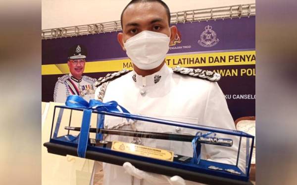 Penuntut Universiti Malaysia Kelantan (UMK), Khairul Sobri Abdul Rahman, 23, dinobatkan penerima Anugerah Pelatih Terbaik Keseluruhan Kor Suksis UMK 2021 oleh Polis Diraja Malaysia (PDRM).