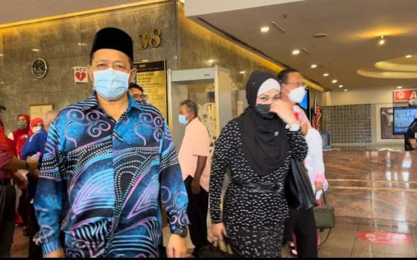 Shahidan (kiri) meninggalkan bangunan UMNO, Kuala Lumpur selepas satu jam menghadap Lembaga Disiplin UMNO pada Khamis.