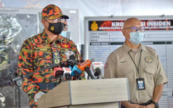 Muhammad Hamdan (kiri) ketika sidang akhbar di Pos Kawalan Tempat Kejadian (PKTK) Taman Sri Muda Seksyen 25 pada Khamis.