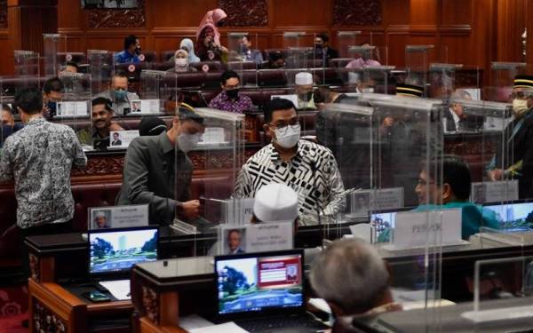 Suasana pada sesi mengundi untuk Rang Undang-Undang Perlembagaan (Pindaan) 2021 pada Persidangan Dewan Negara di Bangunan Parlimen hari ini. - Foto Bernama