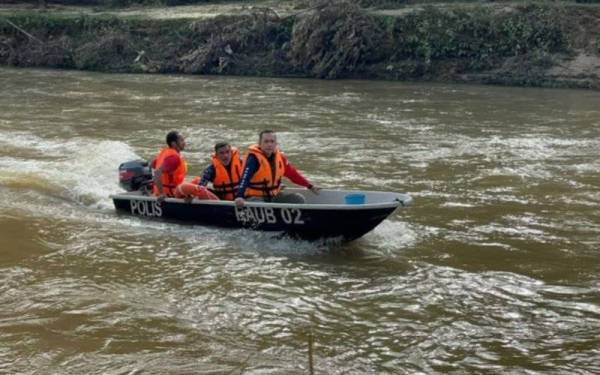 Operasi mencari dan menyelamat warga emas yang hilang dikhuatiri terjatuh ke dalam Sungai Cheroh di sini, masih diteruskan.