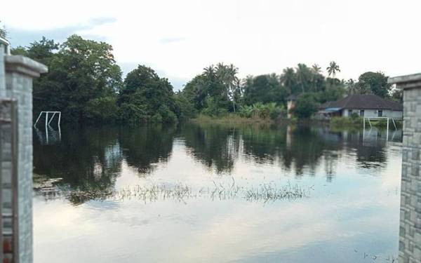 kawasan padang juga digenangi air sekali gus membantutkan aktiviti yang boleh dilakukan di kawasan berkenaan.