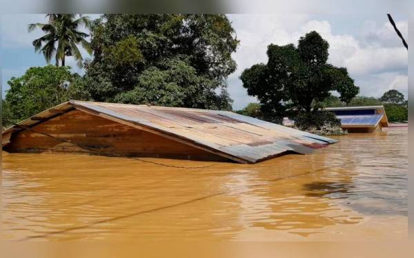 Keadaan banjir di Kg Batu Kapor, Mentakab, Pahang semasa tinjauan Bernama pada petang Khamis tidak banyak berubah. - Foto Bernama