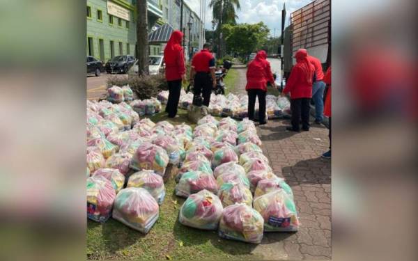 Antara 200 bakul makanan sumbangan Ketua UMNO Bahagian Alor Setar, Datuk Mohd Yusof Ismail kepada mangsa banjir di Kuala Langat dan Taman Seri Muda, Seksyen 25 Shah Alam, Selangor.