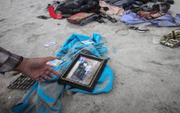 Potret gambar antara barangan mangsa bot karam warga Indonesia yang ditemui di pantai Tanjung Balau, Kota Tinggi dalam kejadian 15 Disember lalu.