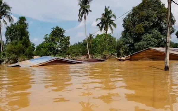 Keadaan banjir di Kg Batu Kapor, Mentakab, Pahang semasa tinjauan Bernama pada petang Khamis (23 Disember) tidak banyak berubah. Foto Bernama