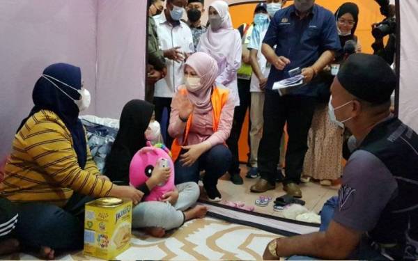 Rina bertanya khabar salah sebuah keluarga mangsa banjir yang berada di PPS Wisma Belia di Kuantan pada Jumaat.