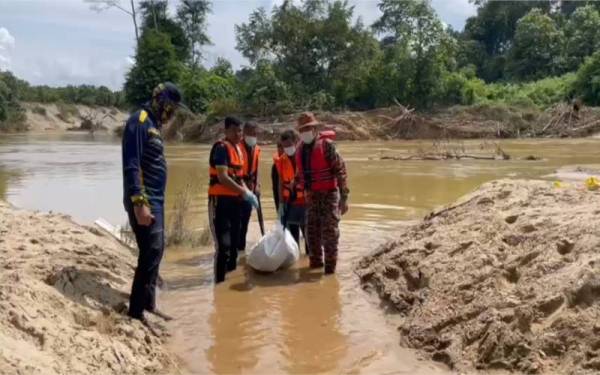 Anggota bomba dan polis membantu mengangkat dan membawa mayat mangsa yang ditemukan pada Jumaat.