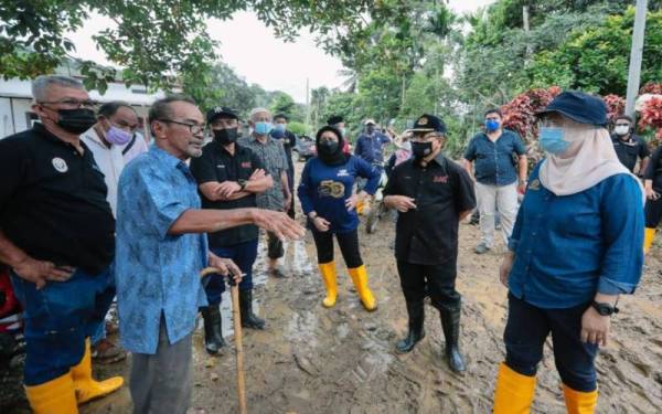 Azulita (kanan) dan LPP menerusi Majlis Kelab Sukan Dan Rekreasi (MKSR) dan PUSPANITA LPP turun padang bagi membantu anggota dan ahli peladang di sekitar Selangor yang terkesan akibat bencana banjir.