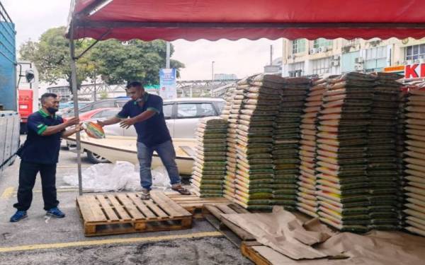 Sebanyak 1,300 kampit beras Jati 5kg disumbangkan kepada Pertubuhan Amal Uncle Kentang Malaysia, di Puchong untuk diagihkan kepada mangsa banjir.