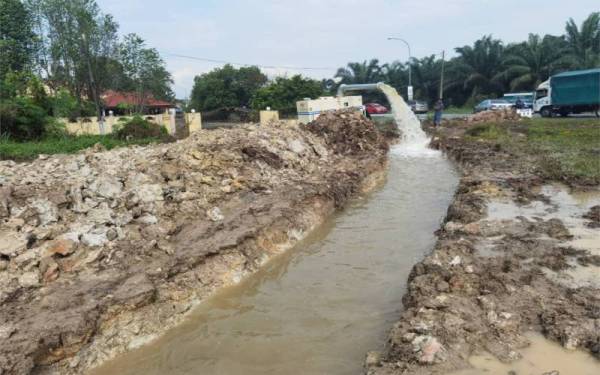 Kerja-kerja mengepam air dilakukan bagi menangani air bertakung di Bukit Changgang di sini.