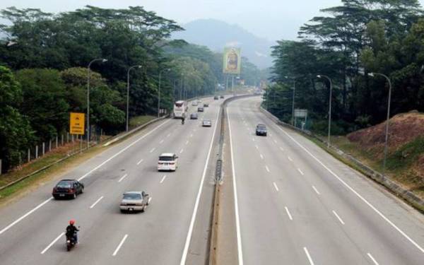 Lebuhraya Kuala Lumpur-Karak (KLK) yang terjejas akibat banjir dibuka secara berperingkat bermula jam 6 petang Jumaat. - Foto Bernama