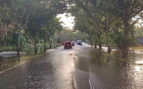 Jalan yang menghubungkan Bandar Seri Ehsan ke kawasan luar mulai surut pada pagi Jumaat dan beberapa kenderaan dilihat mula menggunakan jalan tersebut.