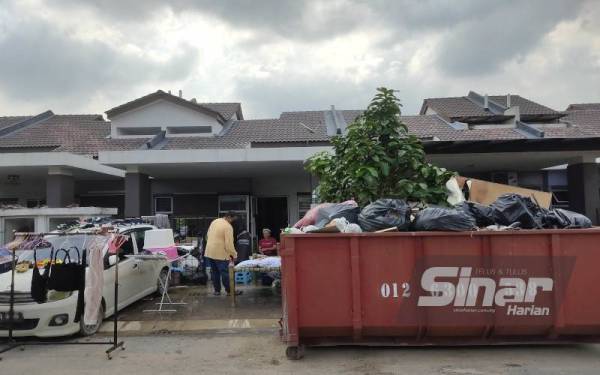 Kawasan kediaman di Taman Tulip 1, Seksyen 29, Shah Alam yang mula dibersihkan selepas dilanda musibah banjir pada Sabtu lalu.