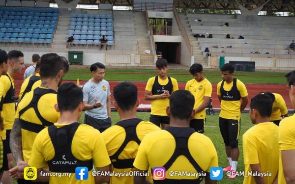 Cheng Hoe memberi arahan kepada anak-anak buahnya pada sesi latihan di Stadium Yishun, Singapura baru-baru ini. - Foto FB FAM