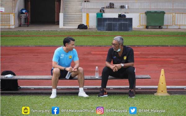 Status Cheng Hoe (kiri) kini mencetuskan tanda tanya susulan prestasi hambar Harimau Malaya pada Piala Suzuki AFF 2020 di Singapura. - Foto FB FAM