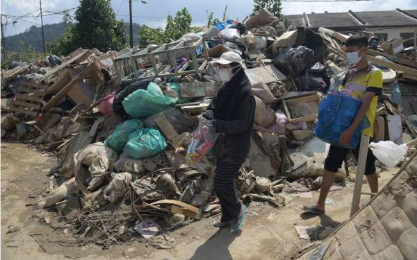 Sampah sarap yang terhasil setelah banjir mulai surut ketika tinjauan di Taman Sri Nanding, Hulu Langat pada Jumaat. - Foto Bernama