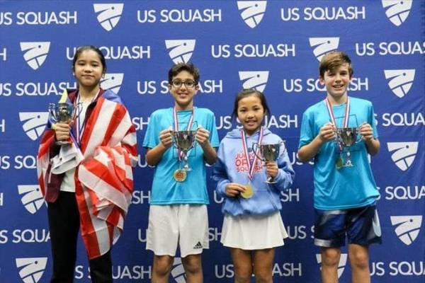 Harleein Tan (kiri) meneruskan kecemerlangan apabila merangkul juara kejohanan Terbuka Remaja Amerika Syarikat (AS) 2021 di Philadelphia, Pennsylvania, Selasa lalu. - Foto Squash Racquets Association of Malaysia