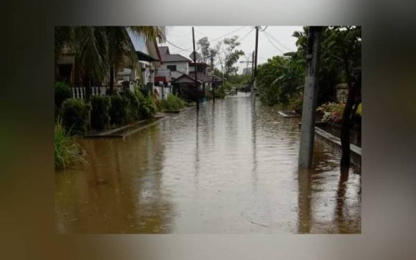 Sebanyak 15 buah kekuarga terjejas ekoran banjir kilat yang melanda Kampung Baru Muafakat, Gelang Patah, Johor sejak 5 petang tadi. - Foto ihsan APM