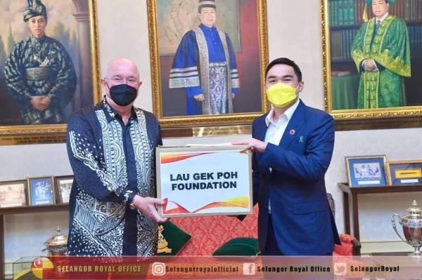 Tengku Amir Shah (kanan) berkenan menerima sumbangan daripada LGPF pada pada Sabtu.