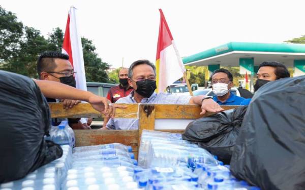 Hasni (tengah) memeriksa barangan yang akan dihantar menerusi Misi Bantuan Banjir Pemuda UMNO Johor dan Rakyat Johor ke Selangor di Pejabat Perhubungan UMNO Johor di sini pada Sabtu.